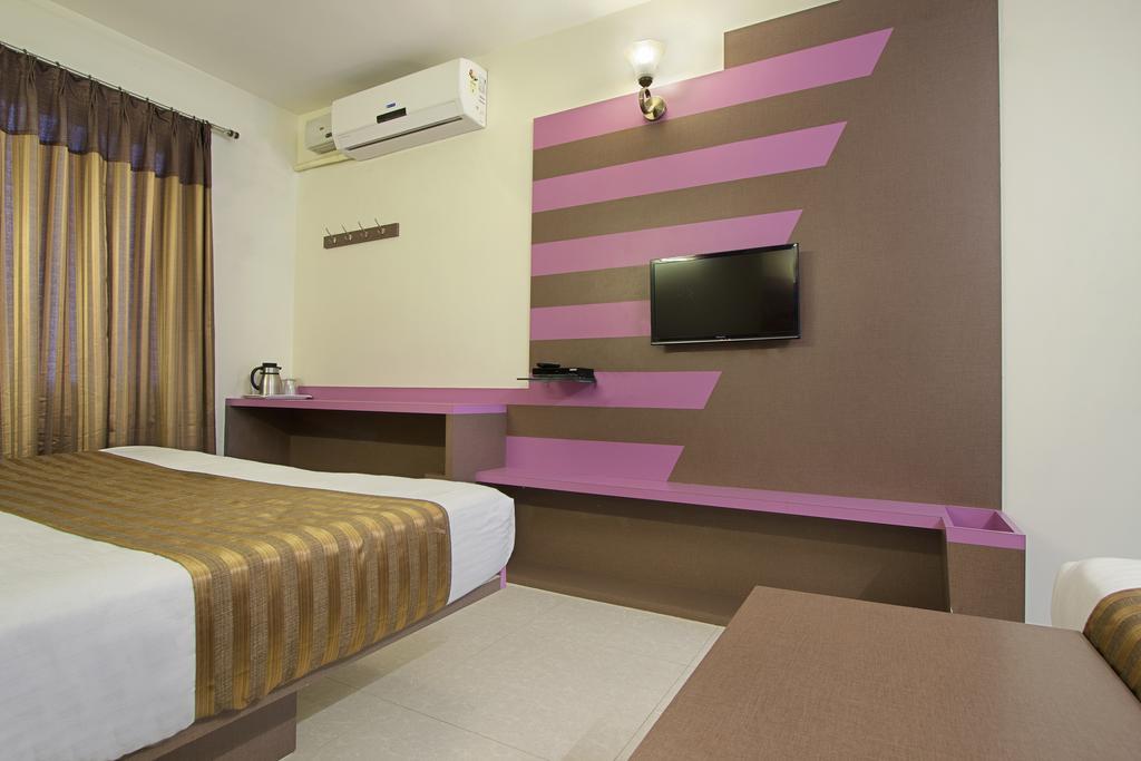 Deluxe Double Bedded AC Room