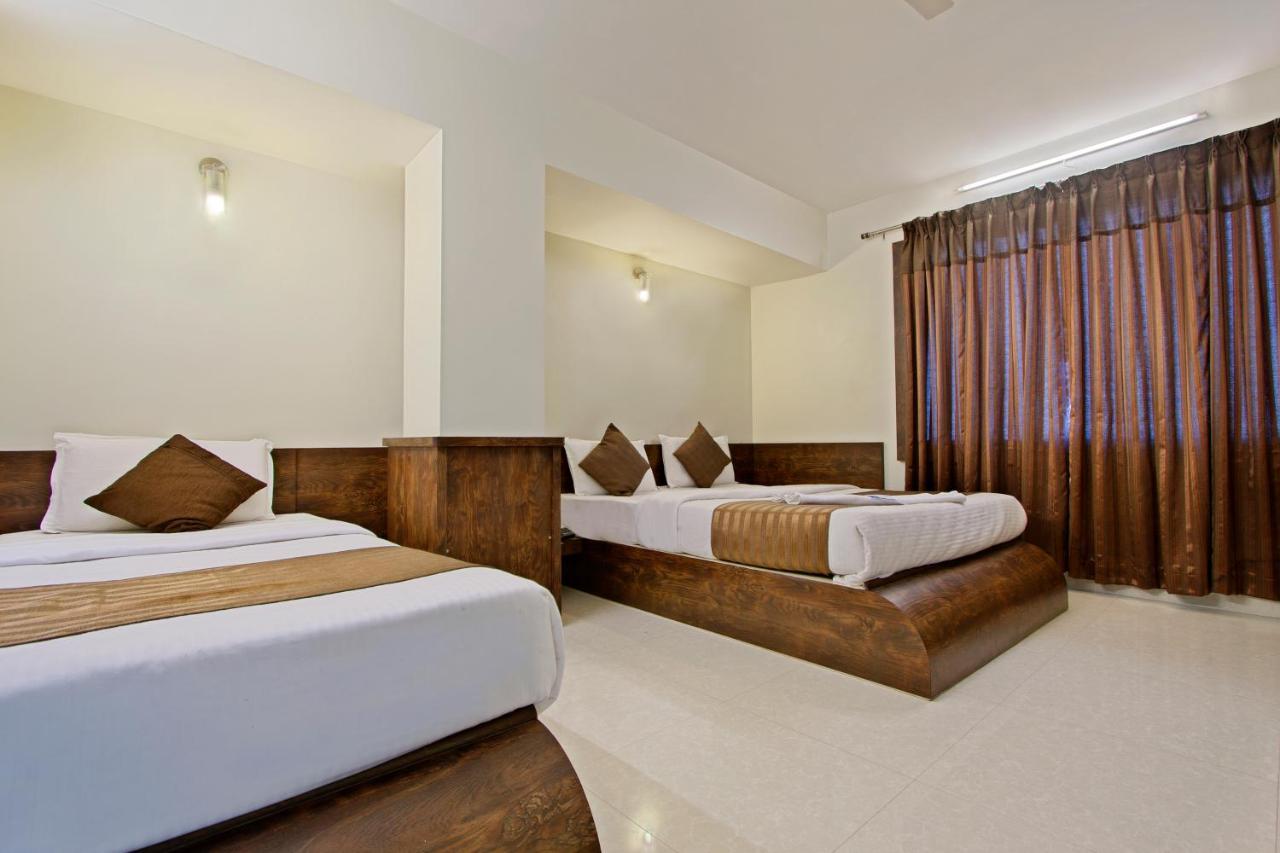 Deluxe Triple Bedded AC Room
